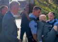 Protestuesit e kthejnë fizikisht brenda rrethojave deputetin e LVV-së që tentoi të dalë nga Kuvendi